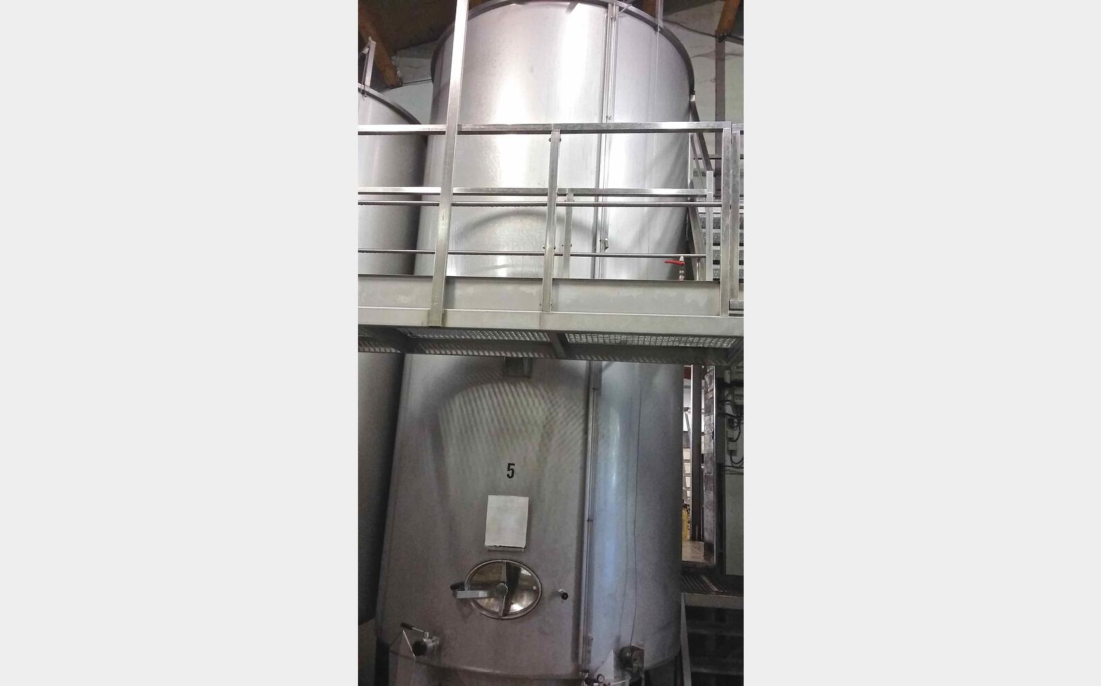 Cuve Inox cylindrique verticale capacit&eacute; : 170.47 hls (17 047 l)
