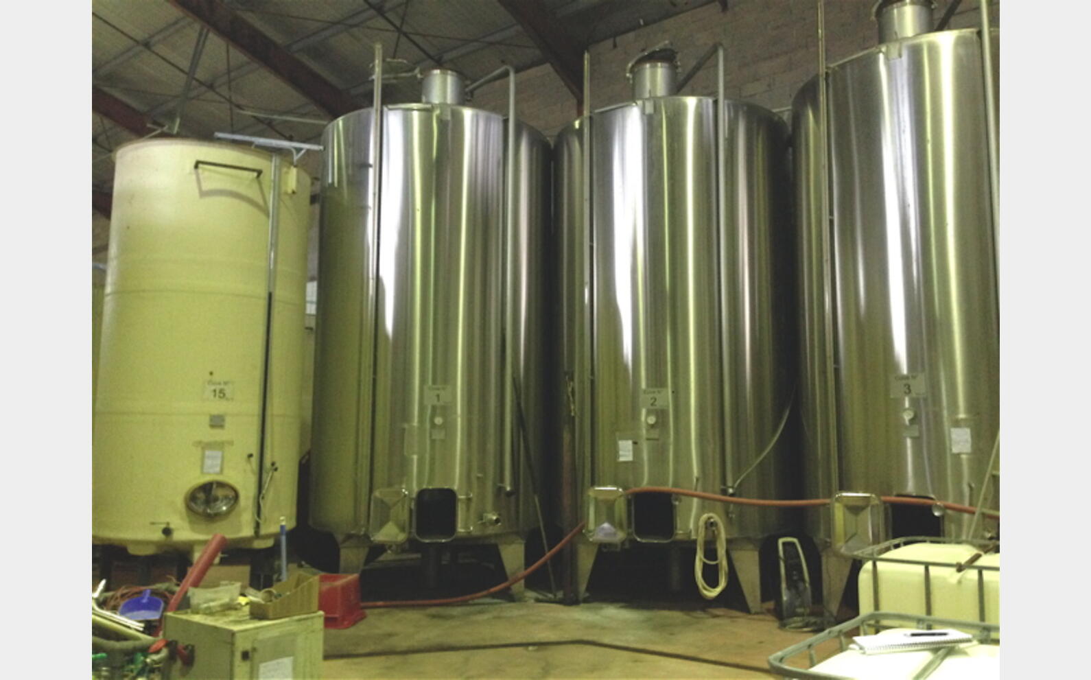 Cuve inox de vinification ferm&eacute;e