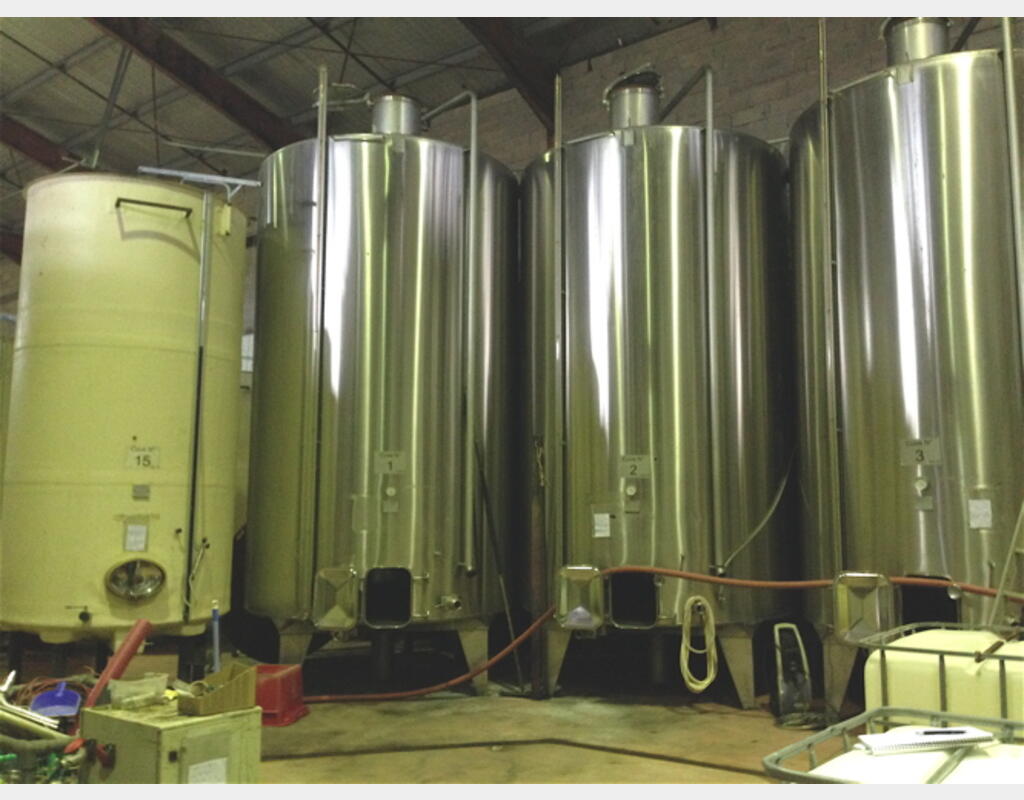 Cuve inox de vinification ferm&eacute;e