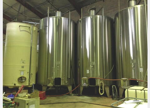 Cuve inox de vinification ferm&eacute;e