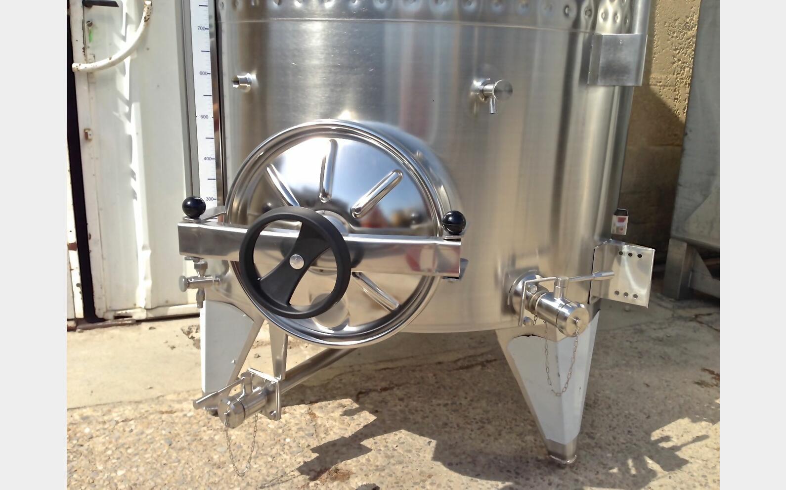 Cuve Inox chapeau flottant de 25 hls MATERIEL NEUF Volume : 2500 litres (25 hls)