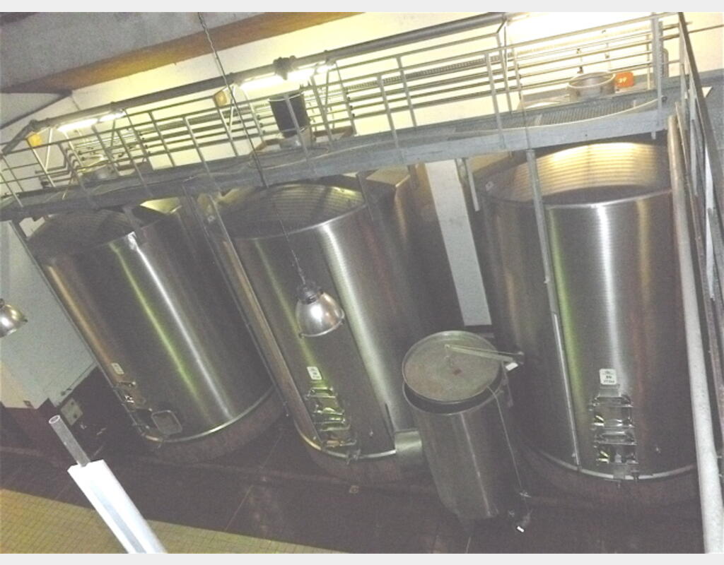 Cuve de stockage INOX - Fond plat incliné sur massif béton