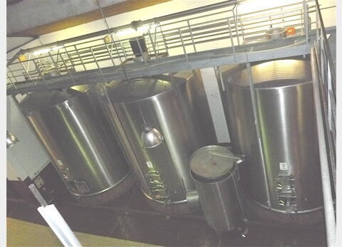 Cuve de stockage INOX - Fond plat incliné sur massif béton