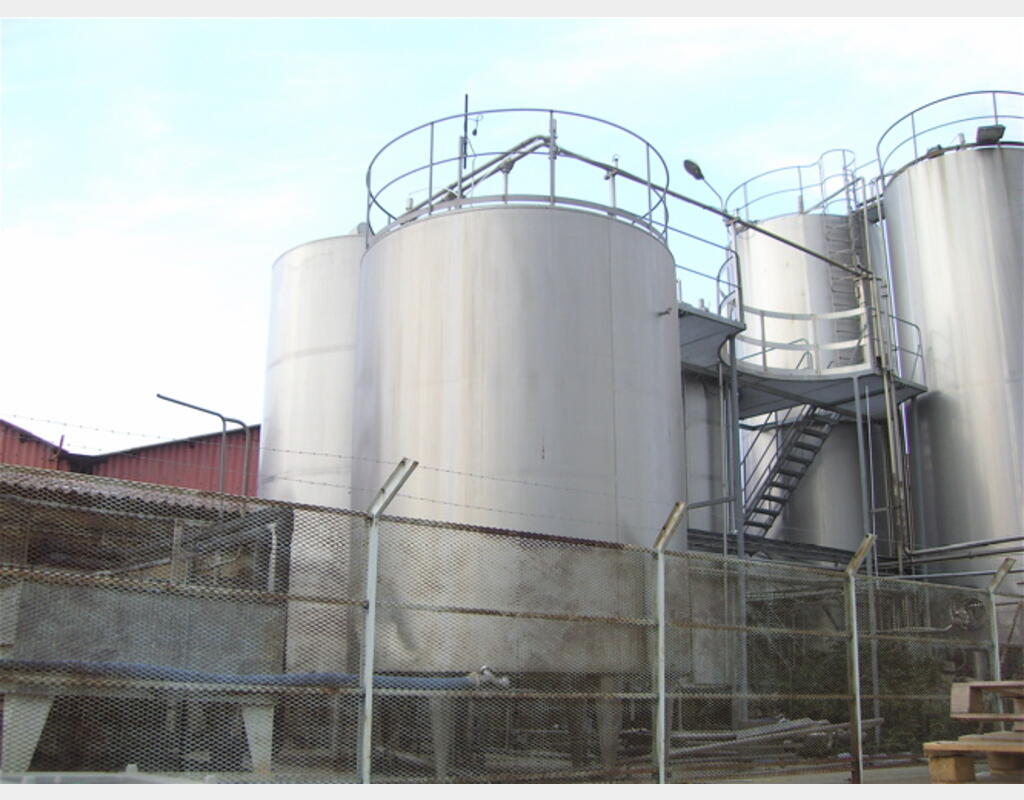 Cuve de stockage verticale de 30 m3 - INOX 304, agitée et isolée