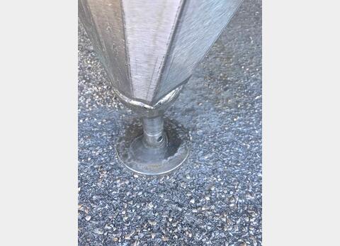 cuve INOX ferm&eacute;e sur pieds de 5300 litres MATERIEL NEUF