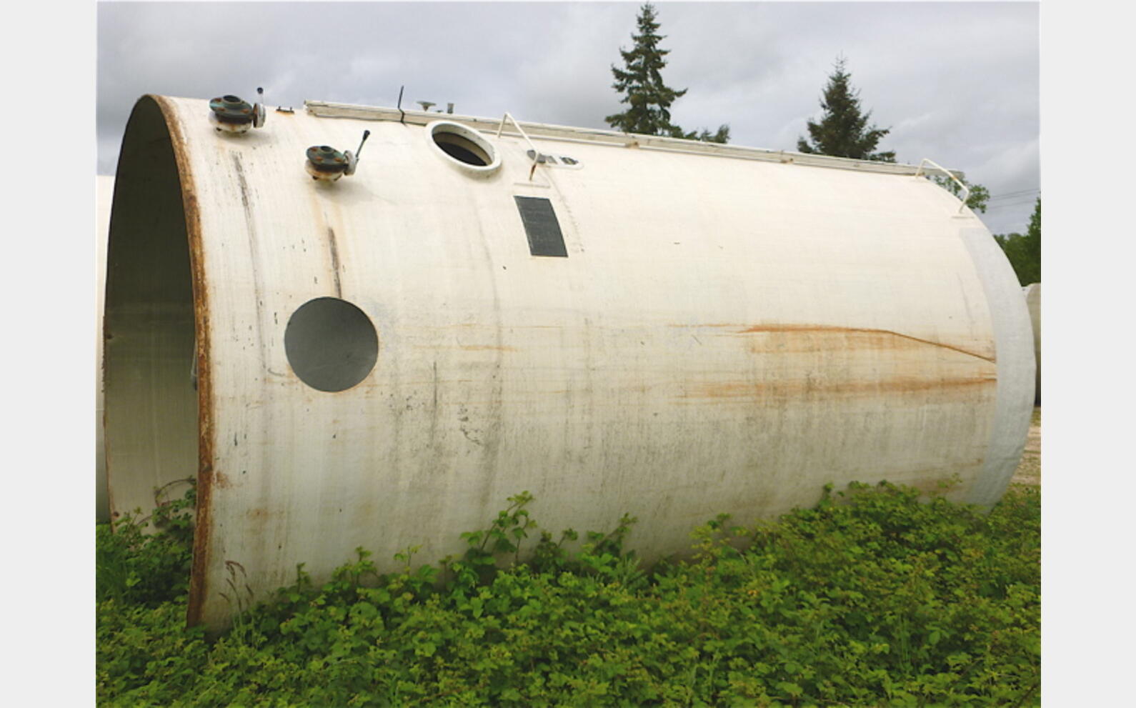 cuve stockage polyester Volume : 300 hecto (30000 litres)