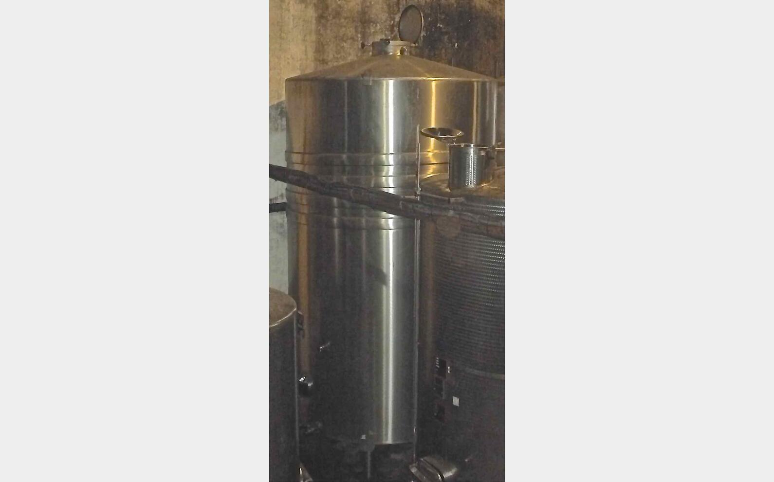 Cuve inox ferm&eacute;e sur pieds
