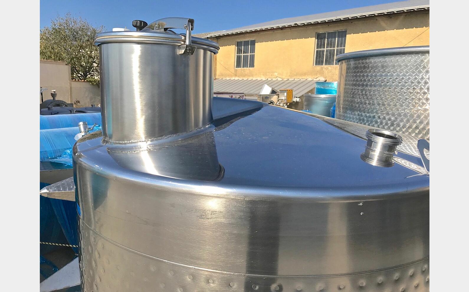 cuve INOX 316 ferm&eacute;e sur pieds MATERIEL NEUF