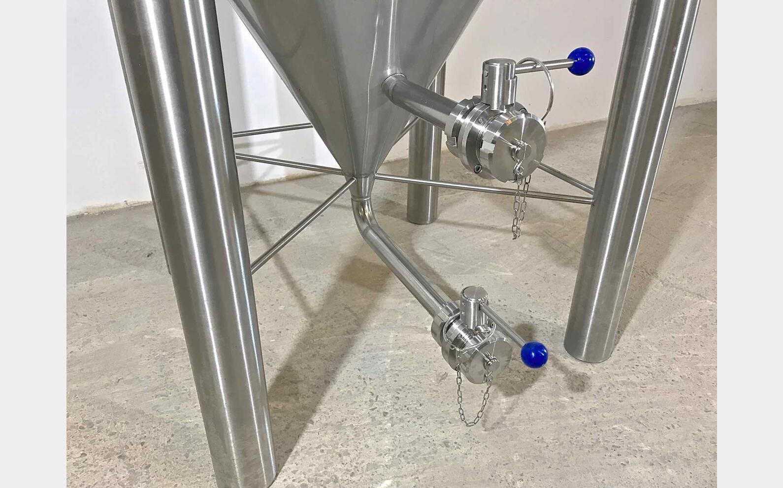 Cuve ferm&eacute;e sur pieds cylindro conique MATERIEL NEUF