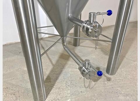 Cuve ferm&eacute;e sur pieds cylindro conique MATERIEL NEUF