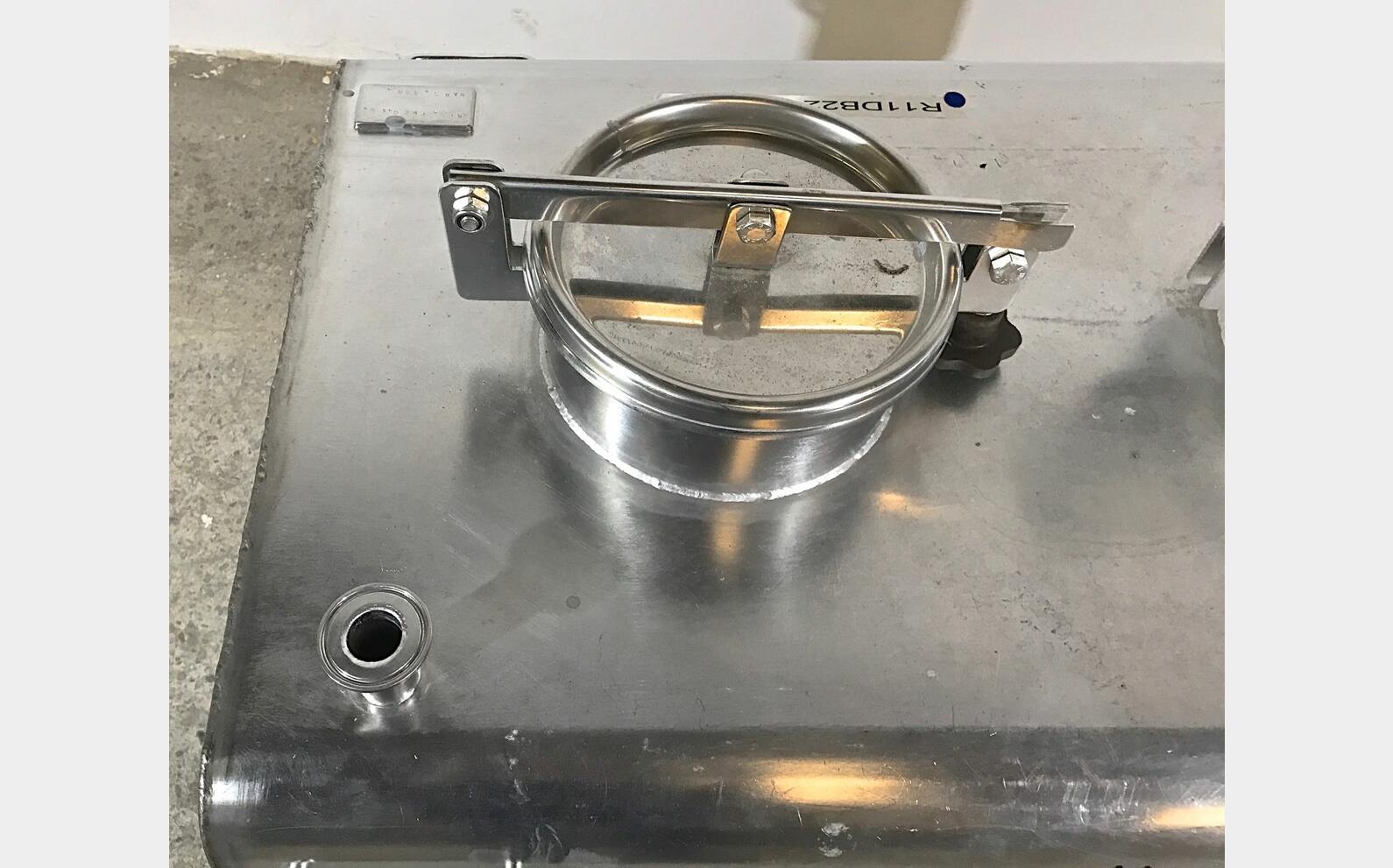 Cuve inox de stockage parall&eacute;l&eacute;pip&egrave;dique