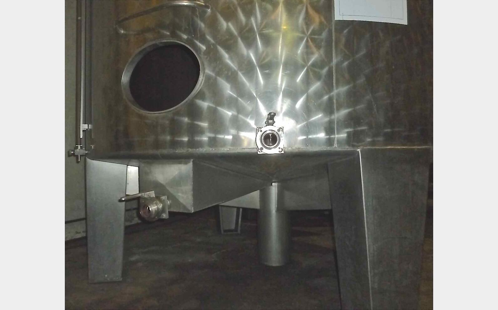 Cuve inox ferm&eacute;e sur pieds