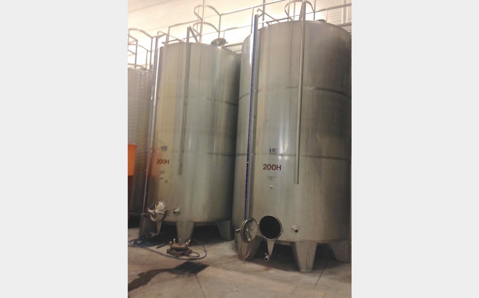 Cuve inox ferm&eacute;e sur pieds