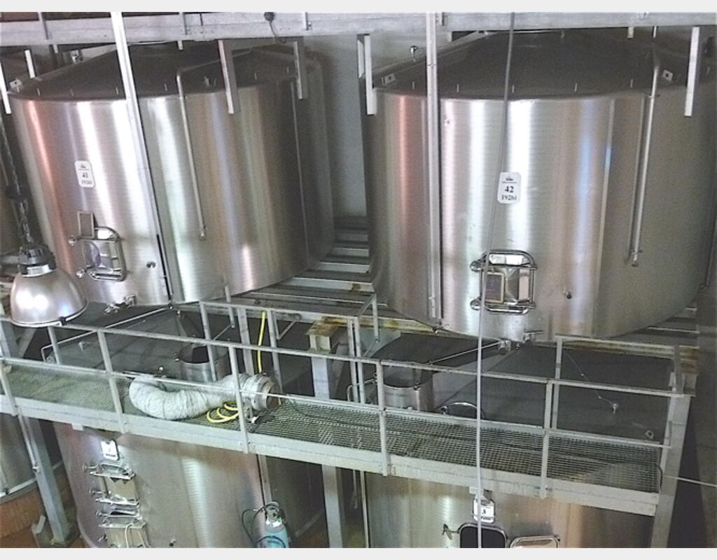 Cuve de stockage INOX - Fond plat incliné sur massif béton