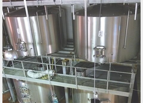 Cuve de stockage INOX - Fond plat incliné sur massif béton