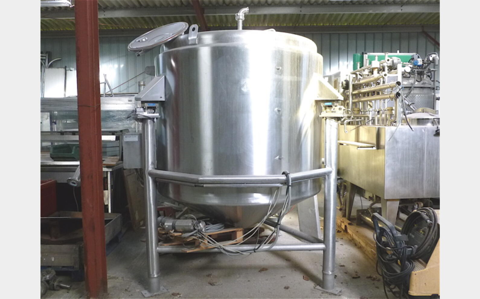 cuve stockage INOX sur pesons Sur pesons Volume :  litres