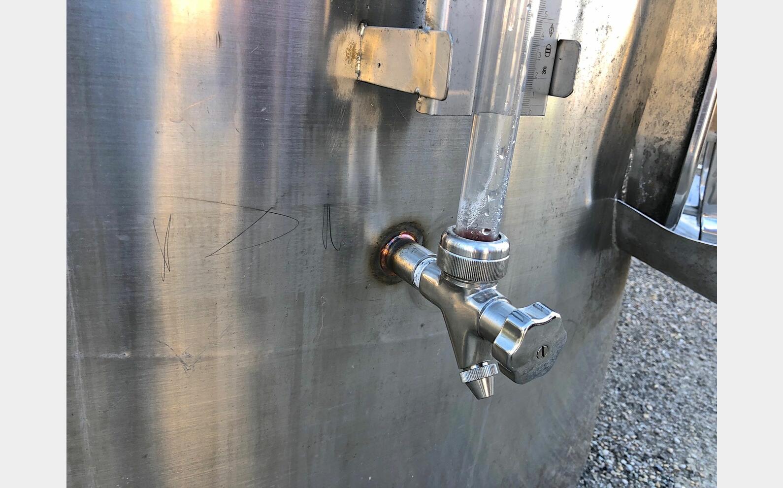 Cuve inox ferm&eacute;e fond conique