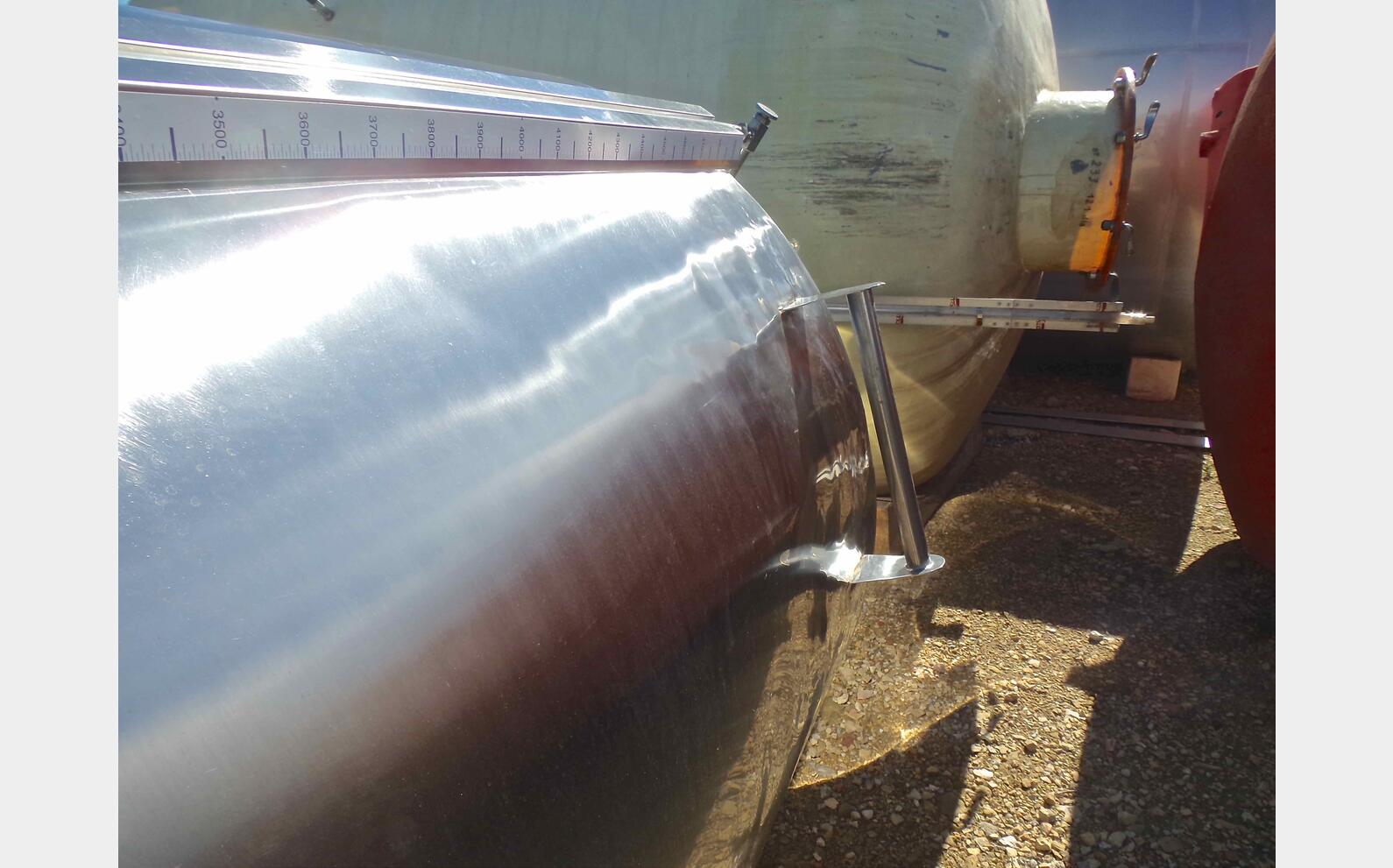 cuve INOX ferm&eacute;e sur pieds de 5000 litres