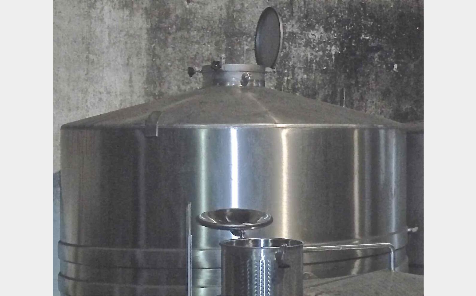 Cuve inox ferm&eacute;e sur pieds