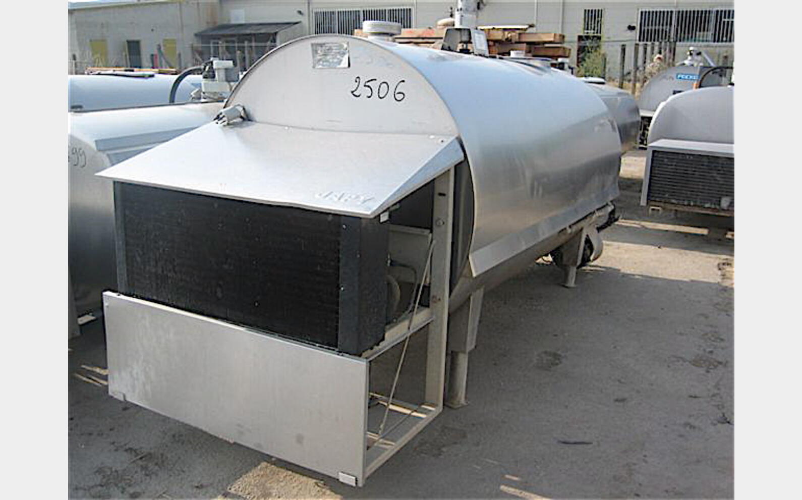 Tank &agrave; lait 2080 litres Groupe de froid et agitation .