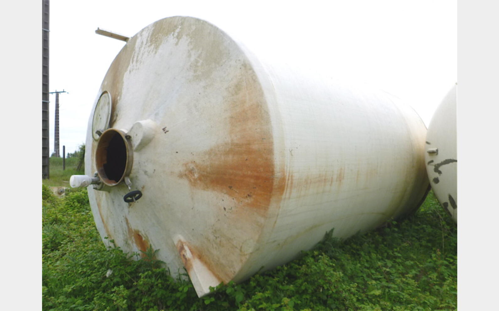 cuve stockage polyester Volume : 300 hecto (30000 litres)