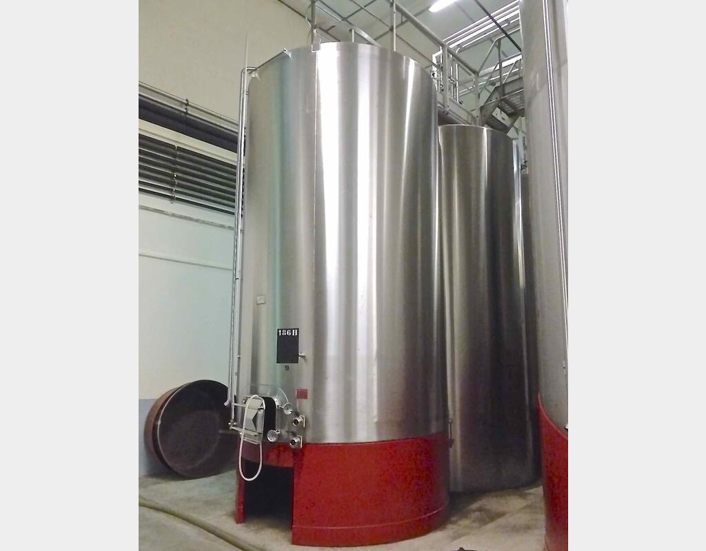 Cuve de stockage inox sur jupe acier - Marque : PIERRE GUERIN