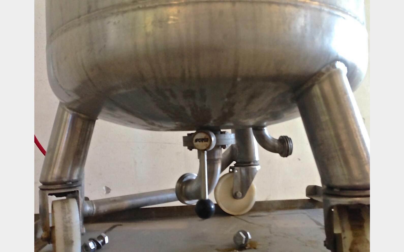 Cuve de stockage inox sur roulettes