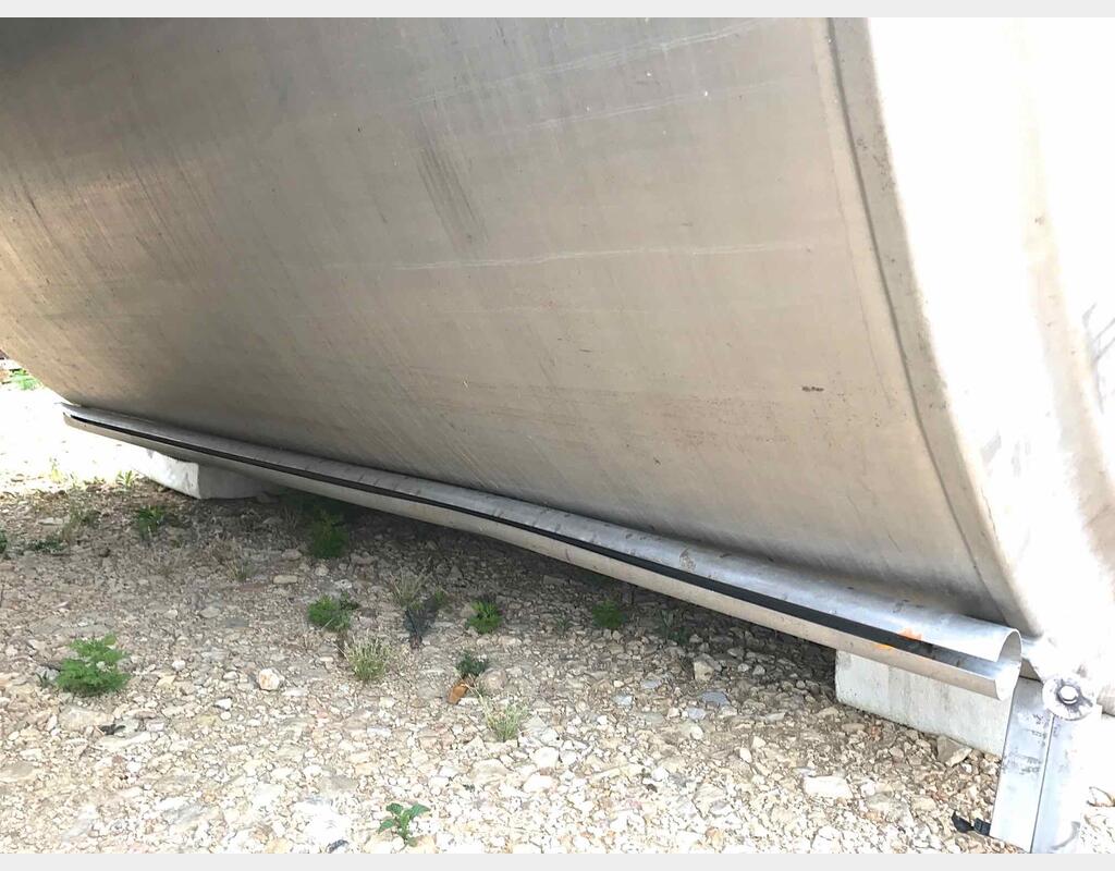 Cuve inox cylindrique verticale agitée - isolée sur pieds capacité 100 hls