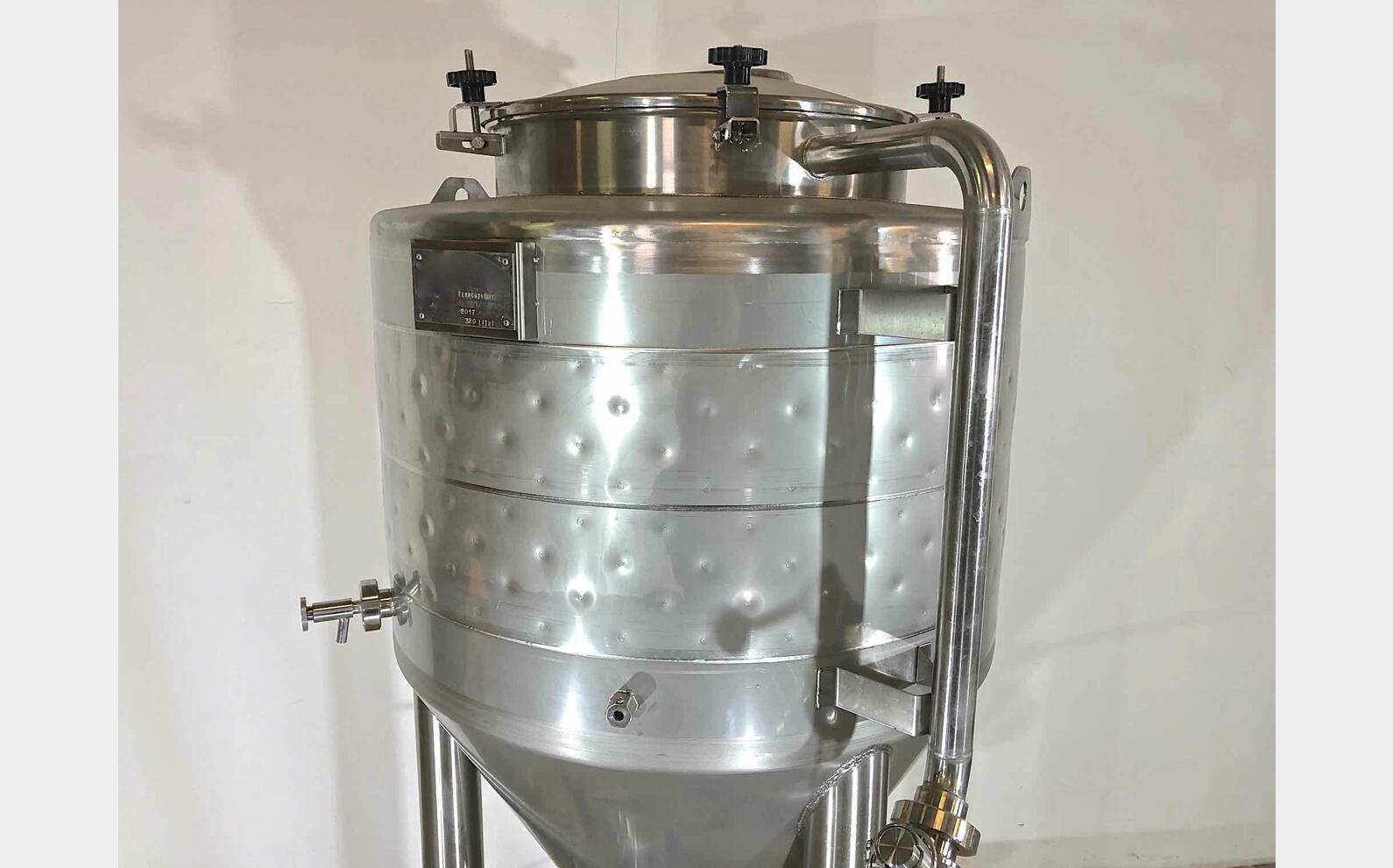 Closed tank on cylindrical conical feet 3.2 HL (320 liters) ARSILAC
