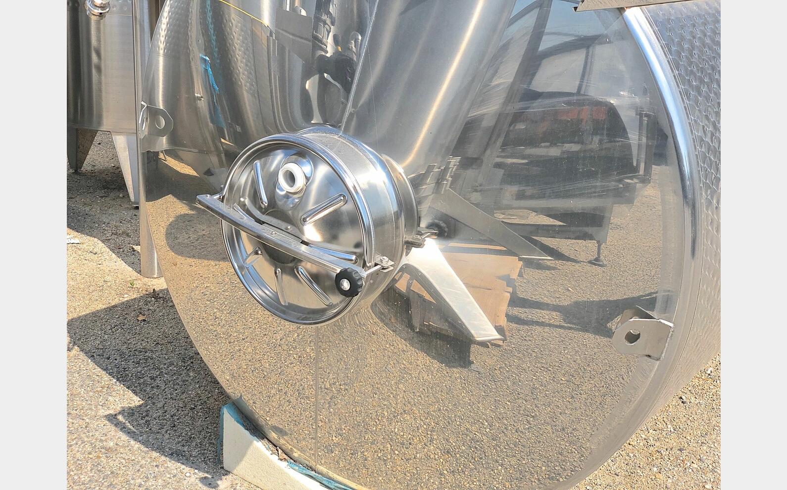cuve Inox ferm&eacute;e sur pieds MATERIEL NEUF