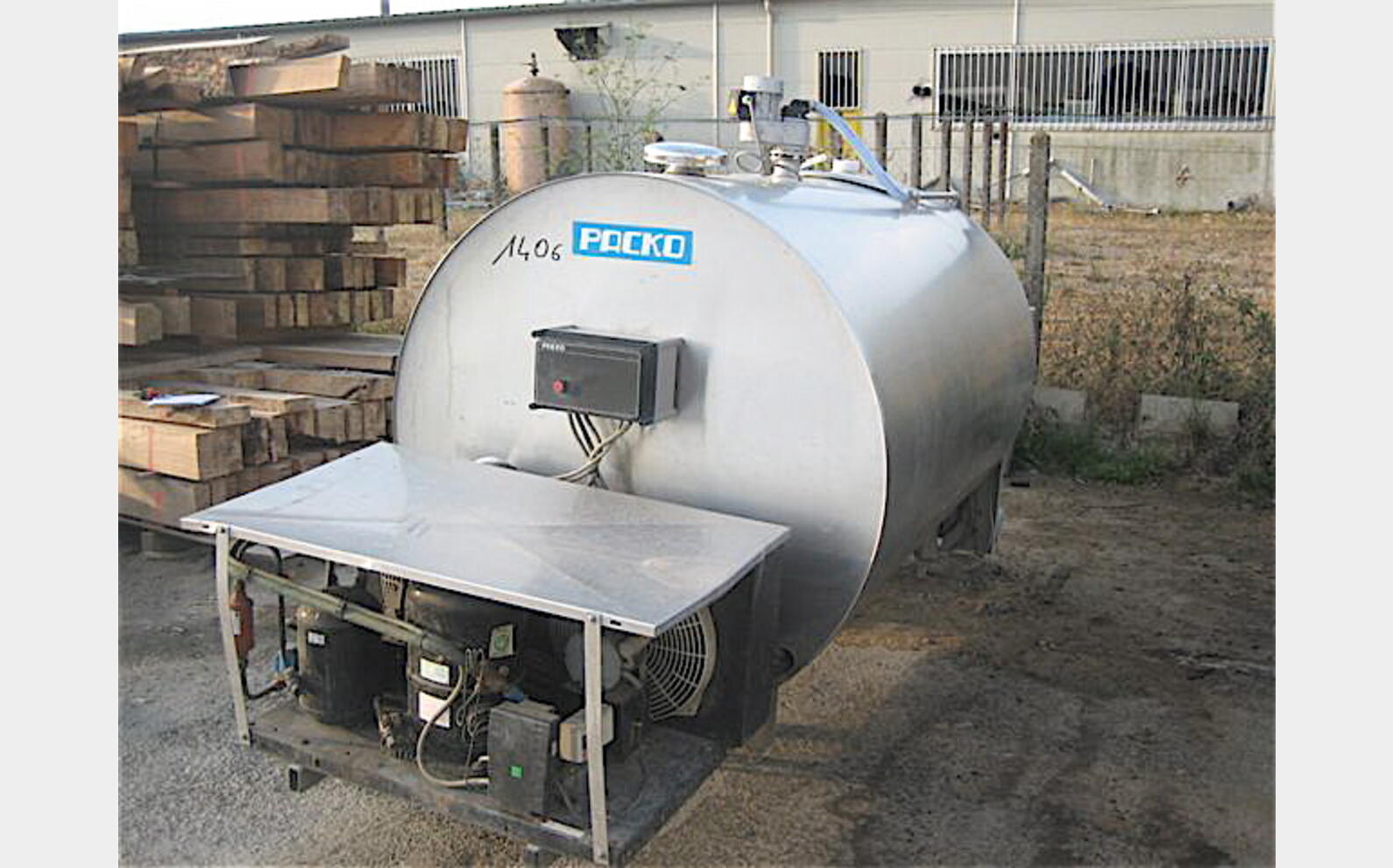 Tank &agrave; lait 2000 litres Groupe de froid et agitation .