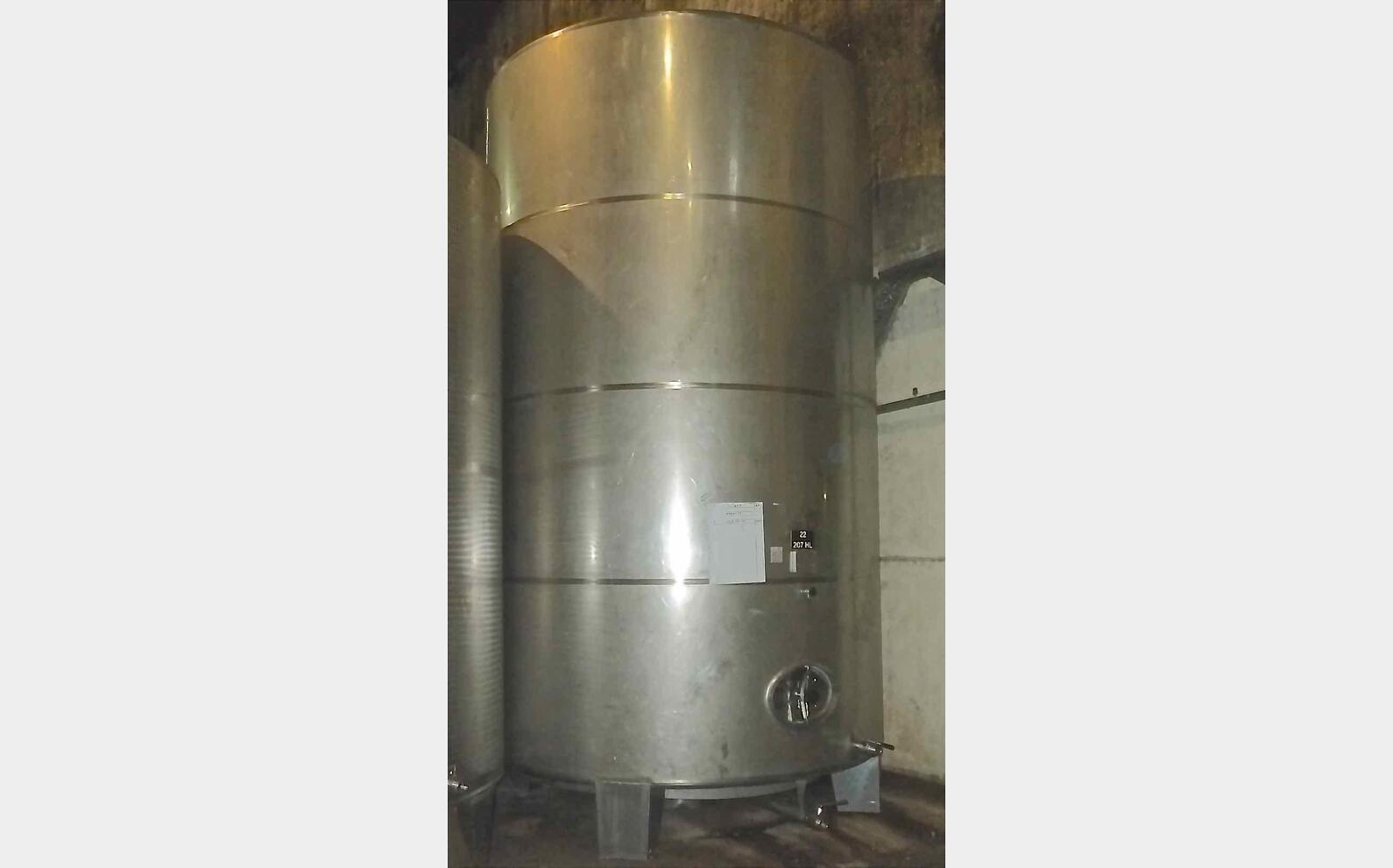 Cuve inox ferm&eacute;e sur pieds