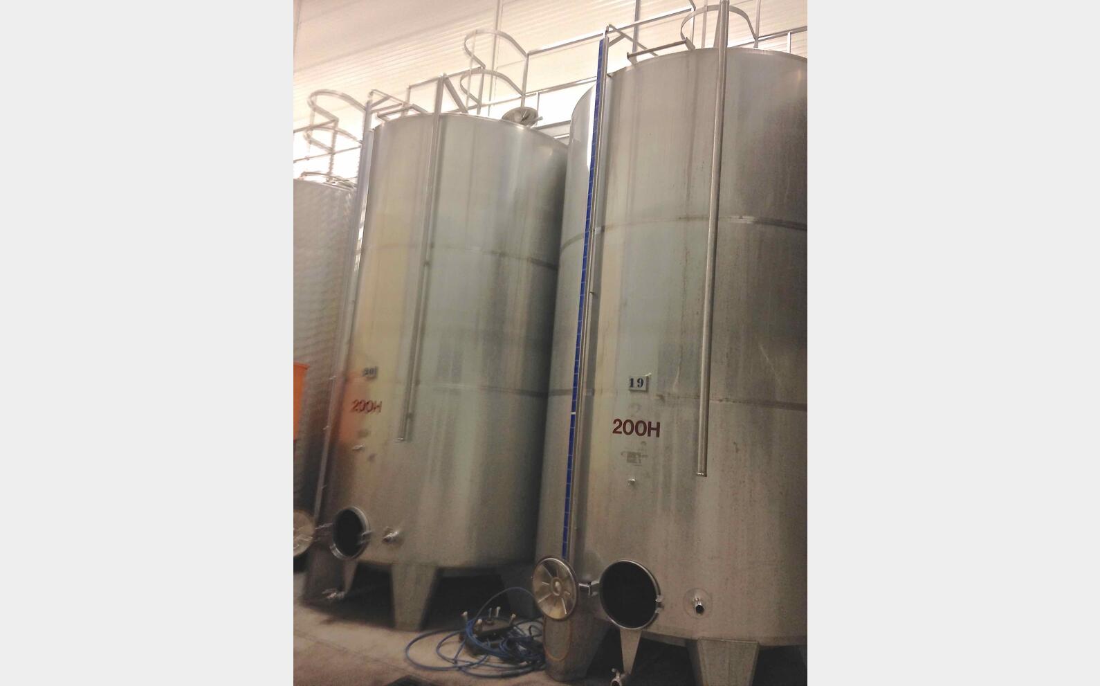 Cuve inox ferm&eacute;e sur pieds