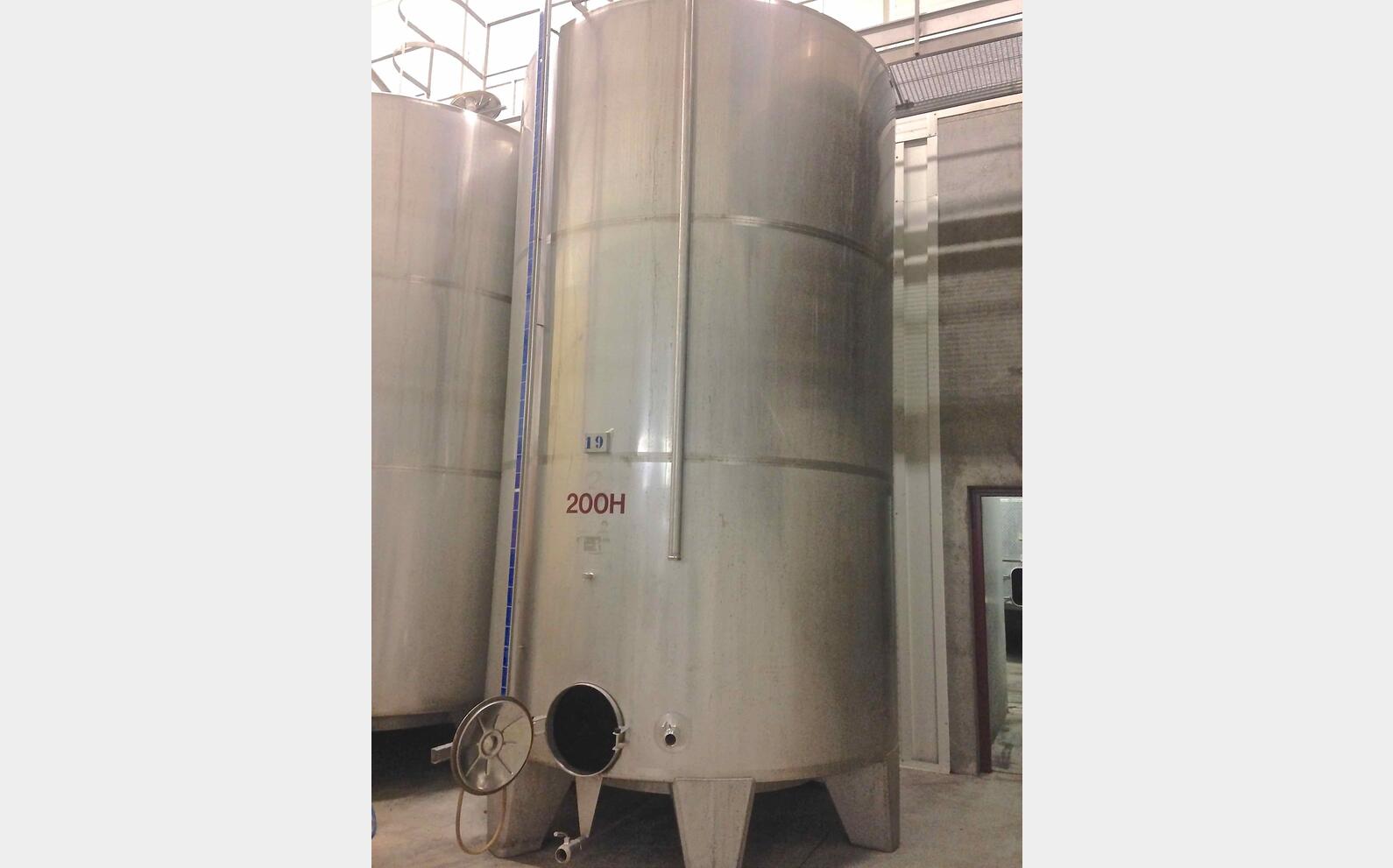 Cuve inox ferm&eacute;e sur pieds