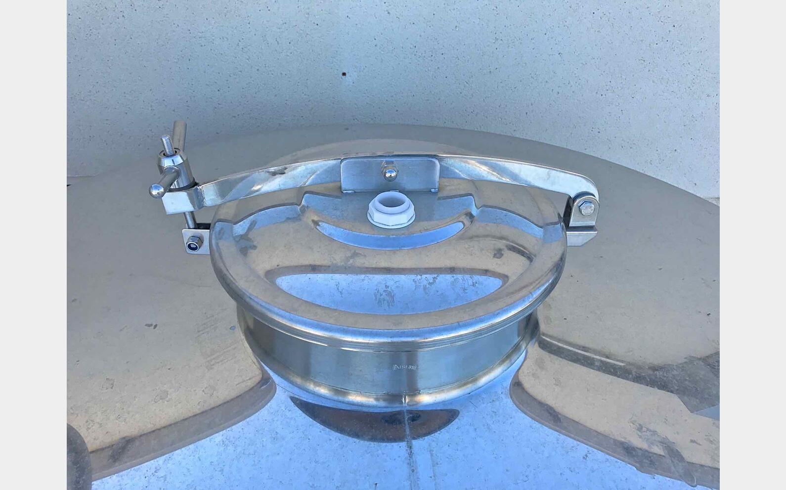 cuve INOX ferm&eacute;e sur pieds de 5300 litres MATERIEL NEUF