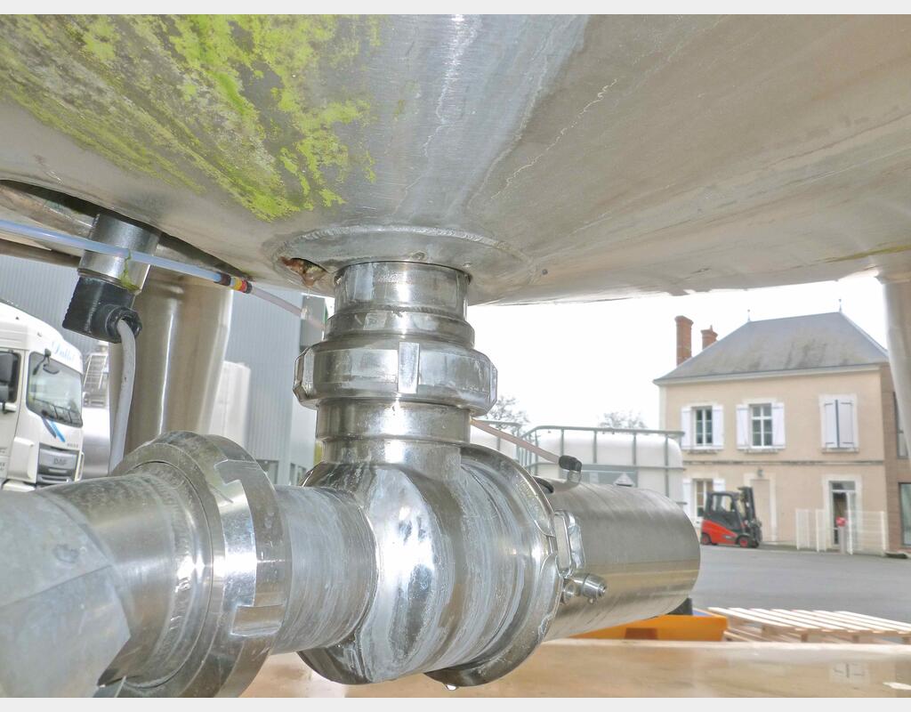 Cuve inox cylindrique verticale agitée - isolée sur pieds capacité 500 hls