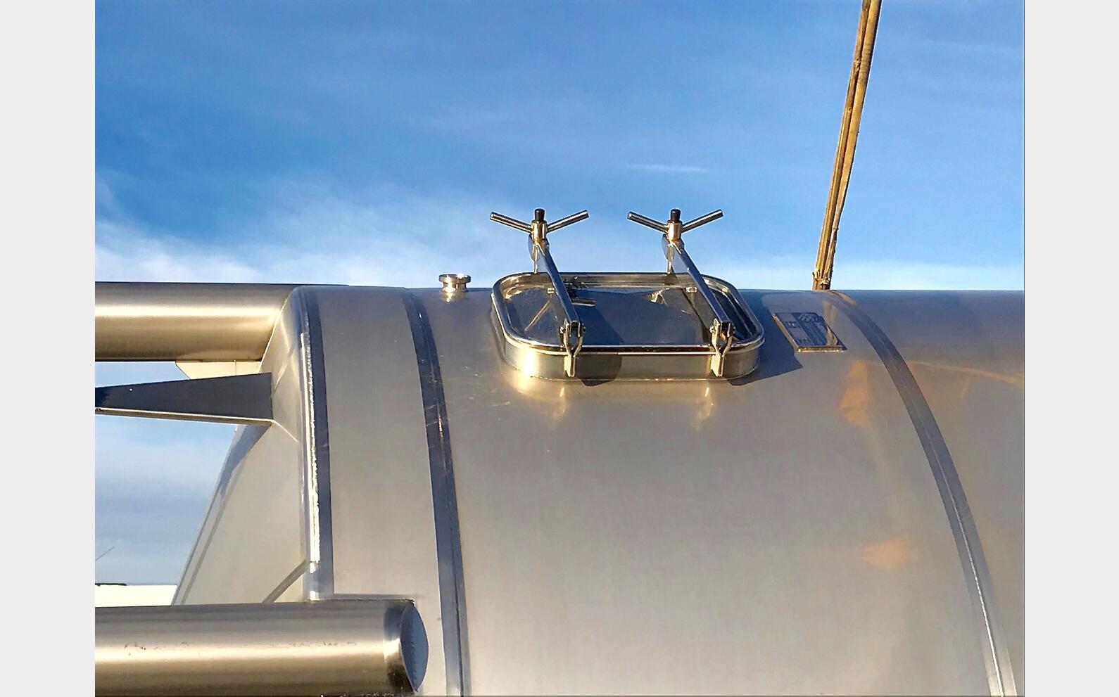 cuve INOX 304L ferm&eacute;e sur pieds MATERIEL NEUF