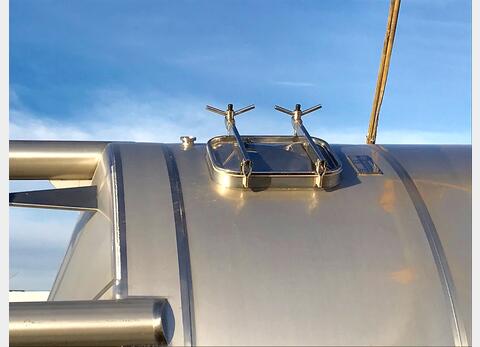 cuve INOX 304L ferm&eacute;e sur pieds MATERIEL NEUF
