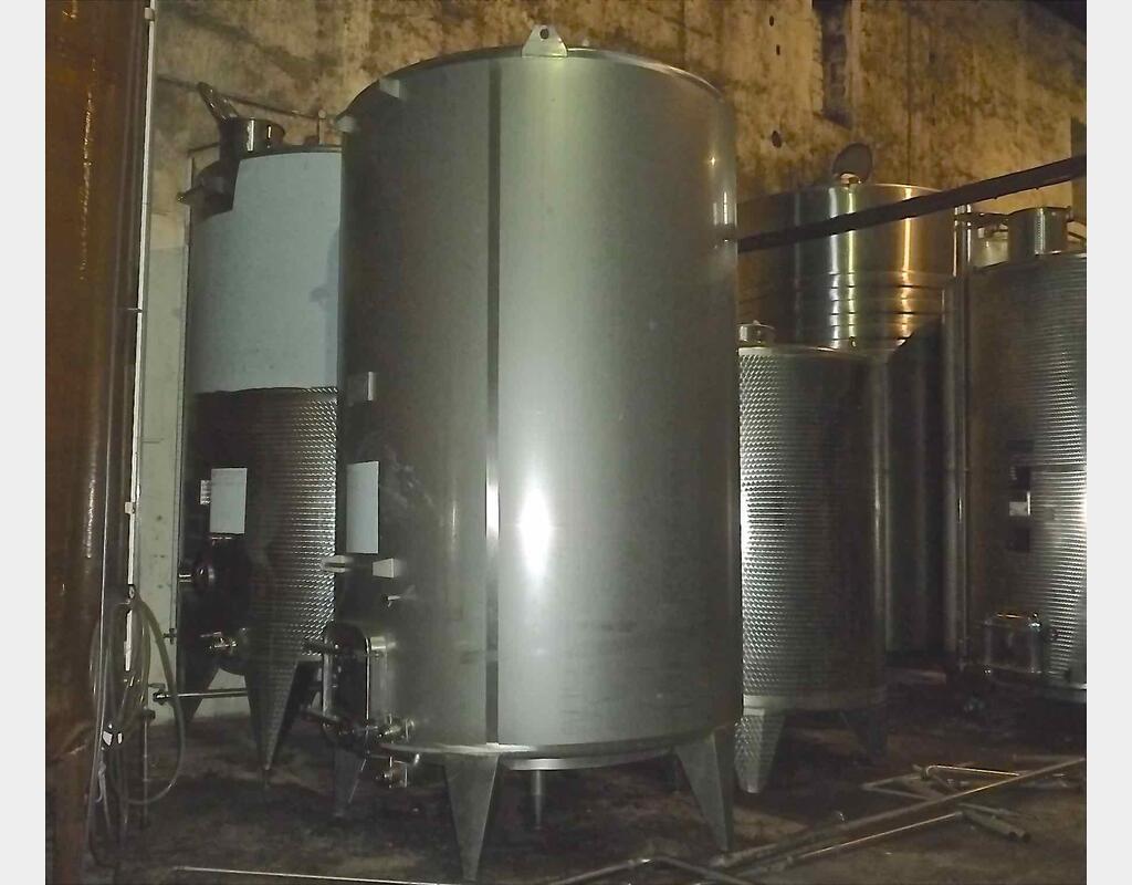 Cuve inox ferm&eacute;e sur pieds