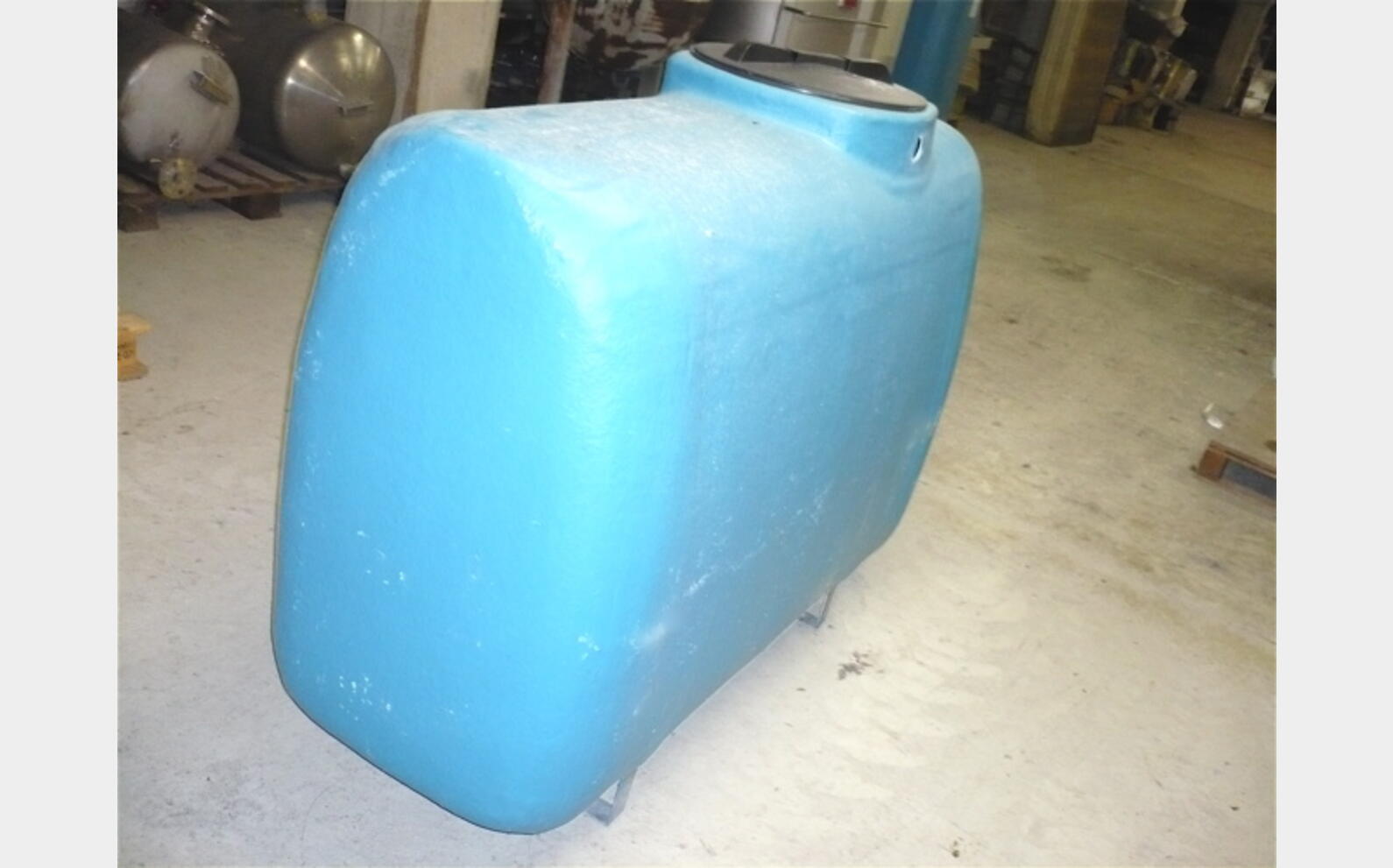 cuve stockage POLYESTER Volume : 1.000 litres MATERIEL NEUF ET COUVERCLE AVEC EVENT