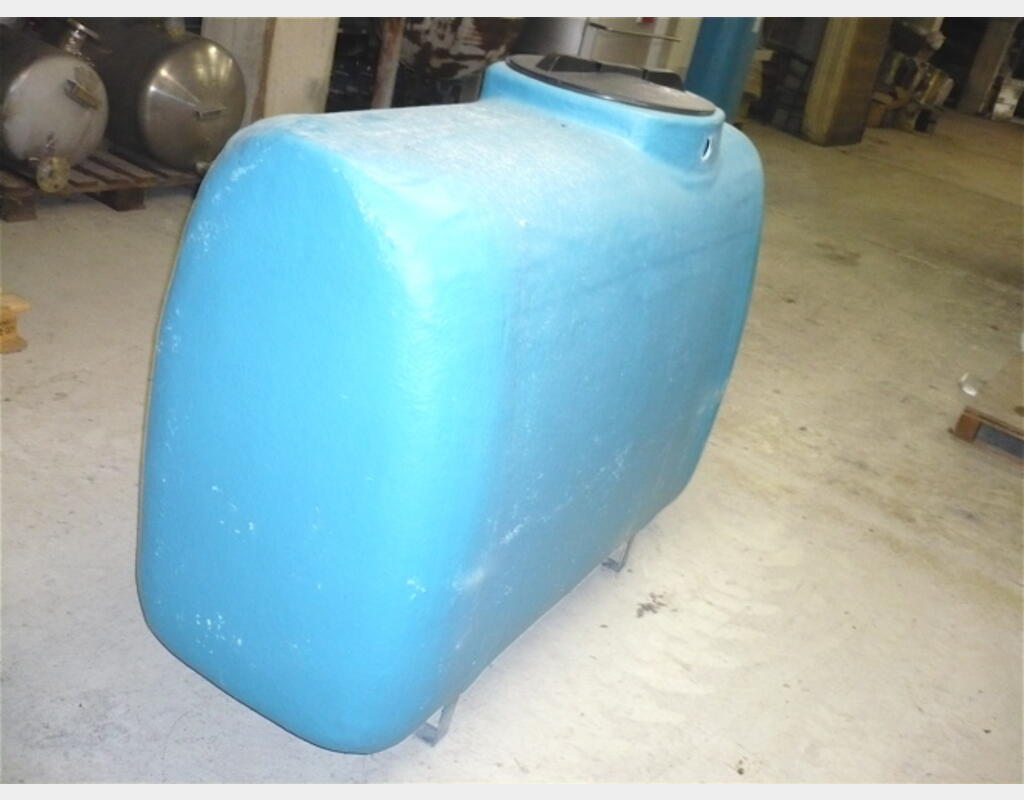 CUVE RECTANGULAIRE SUR PIEDS - AVEC VIDANGE TOTALE