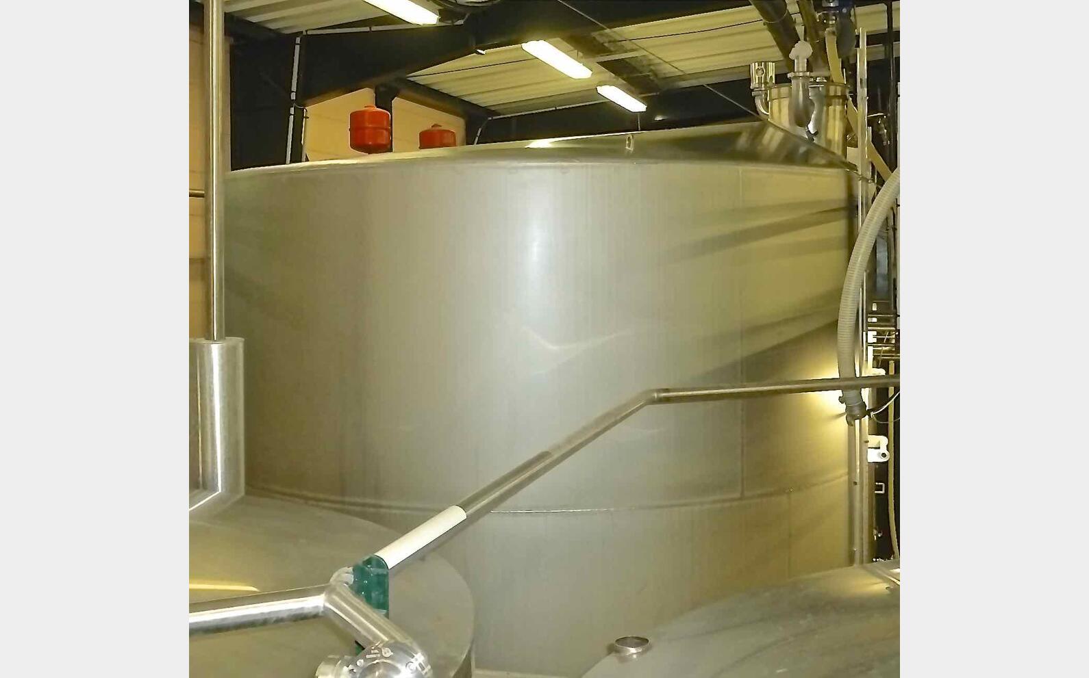Cuve inox 316L agit&eacute;e isol&eacute;e circulation forc&eacute;e Agroalimentaire INOX 316L Volume : 250 HL (25000 litres)