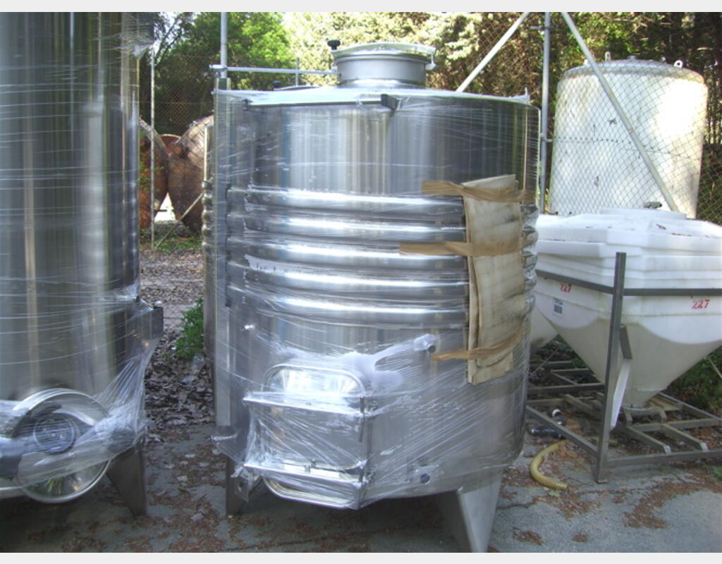 Cuve inox fermée fond plat incliné - sur pieds de 2500 litres