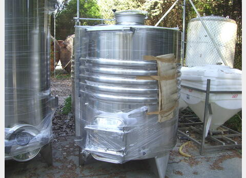 Cuve inox fermée fond plat incliné - sur pieds de 2500 litres