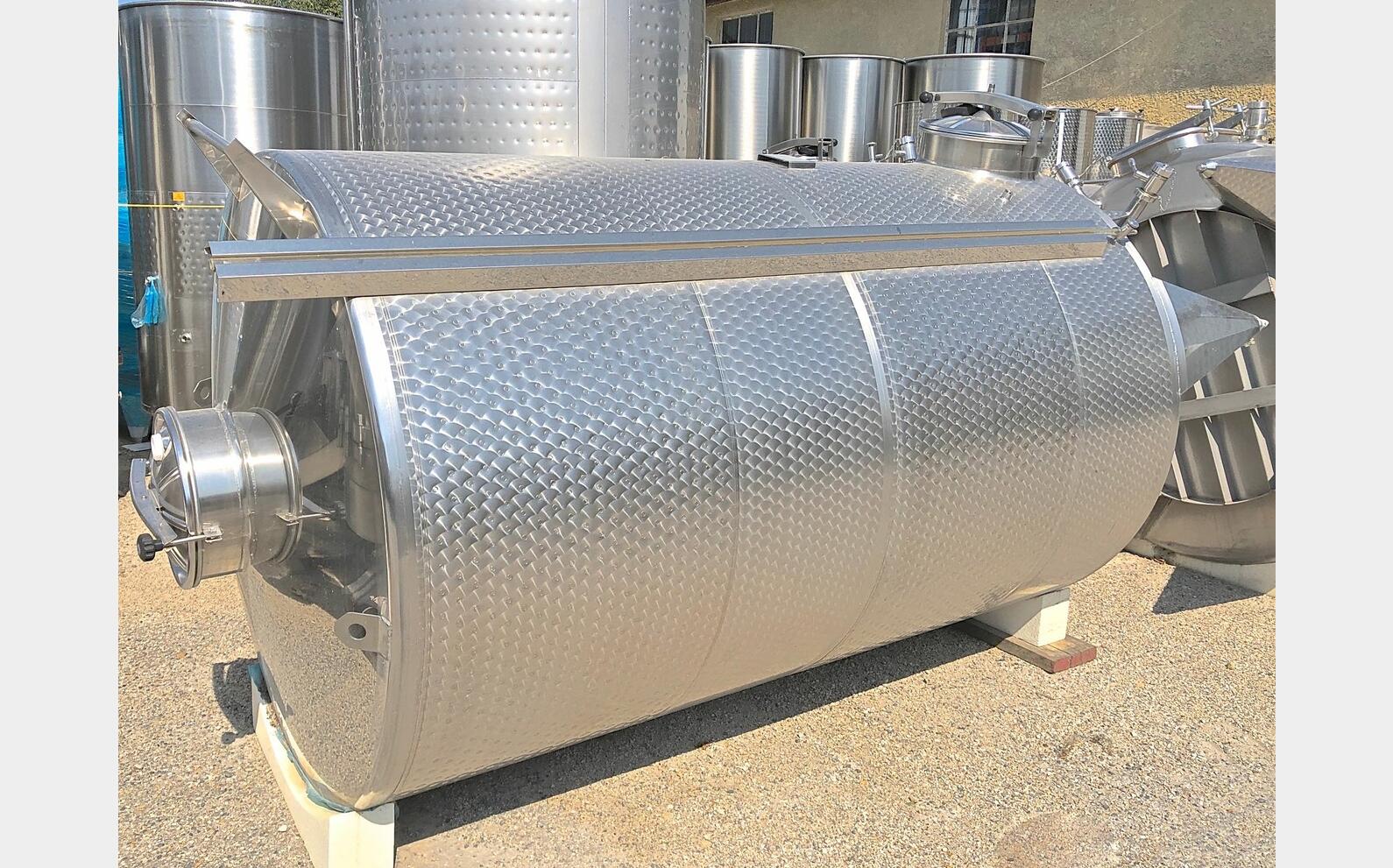 cuve Inox ferm&eacute;e sur pieds MATERIEL NEUF