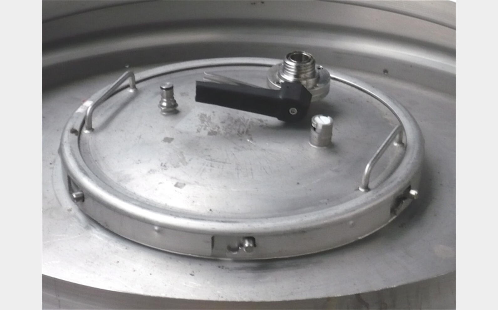 conteneur INOX 304 L Provenance : agroalimentaire Volume : 800 litres