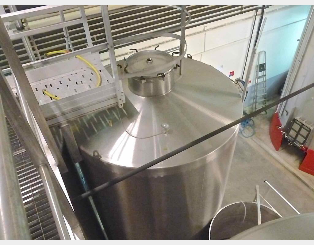 Cuve de stockage inox sur jupe acier - Marque : PIERRE GUERIN