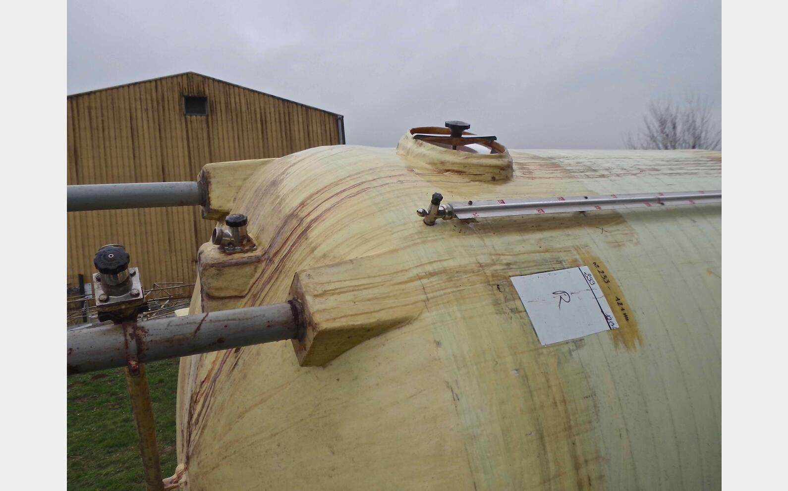 Cuve fibre fond plat sur pieds Volume : 12 000 litres (120 hls)