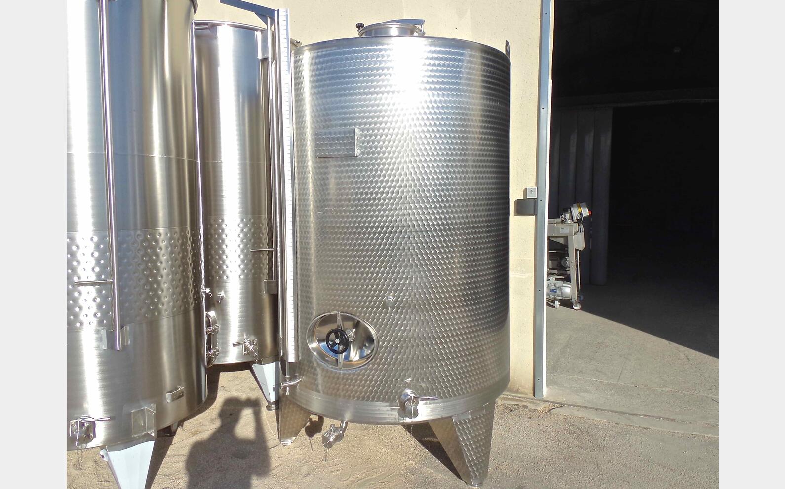 cuve INOX ferm&eacute;e sur pieds de 4300 litres MATERIEL NEUF