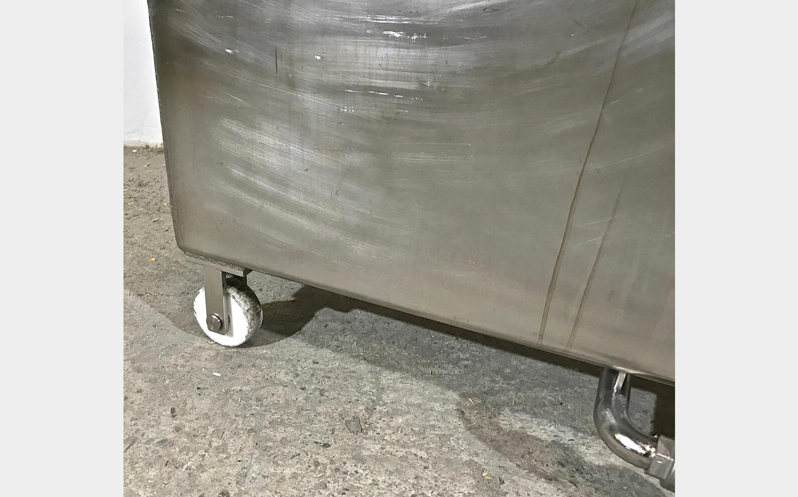 Cuve inox de stockage parall&eacute;l&eacute;pip&egrave;dique